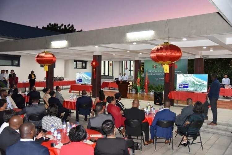 當?shù)貢r間3月13日，慶祝中國與多米尼克建交20周年招待會在中國駐多大使館舉行。中國駐多米尼克大使館供圖