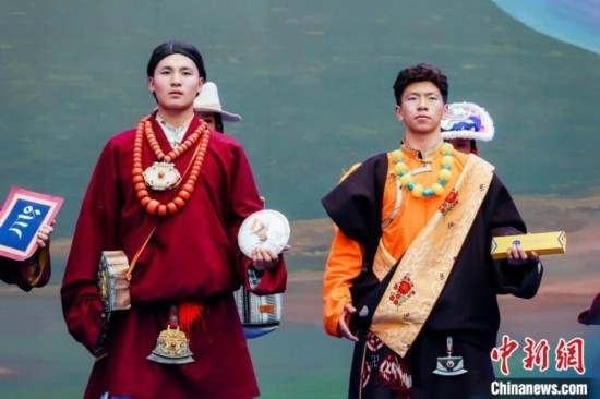 圖為身著民族服飾的演員們展示果洛特產(chǎn)。 果洛州文體旅游廣電局 供圖