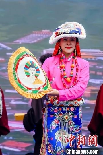 圖為身著民族服飾的演員們展示果洛特色產(chǎn)品。 果洛州文體旅游廣電局 供圖