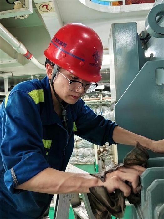 “天鯤號(hào)”工作人員正在對(duì)設(shè)備進(jìn)行清潔維護(hù)。“天鯤號(hào)”供圖