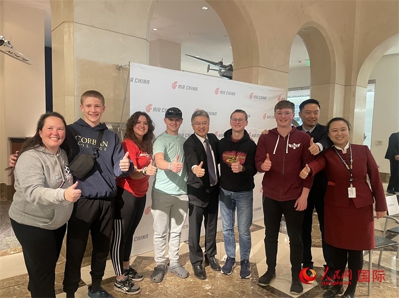 師生們出發(fā)前與國航工作人員合影留念。人民網(wǎng)記者 鄧圩攝