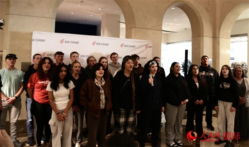 全體美國高中生合唱《希望的田野》。人民網(wǎng)記者 鄧圩攝