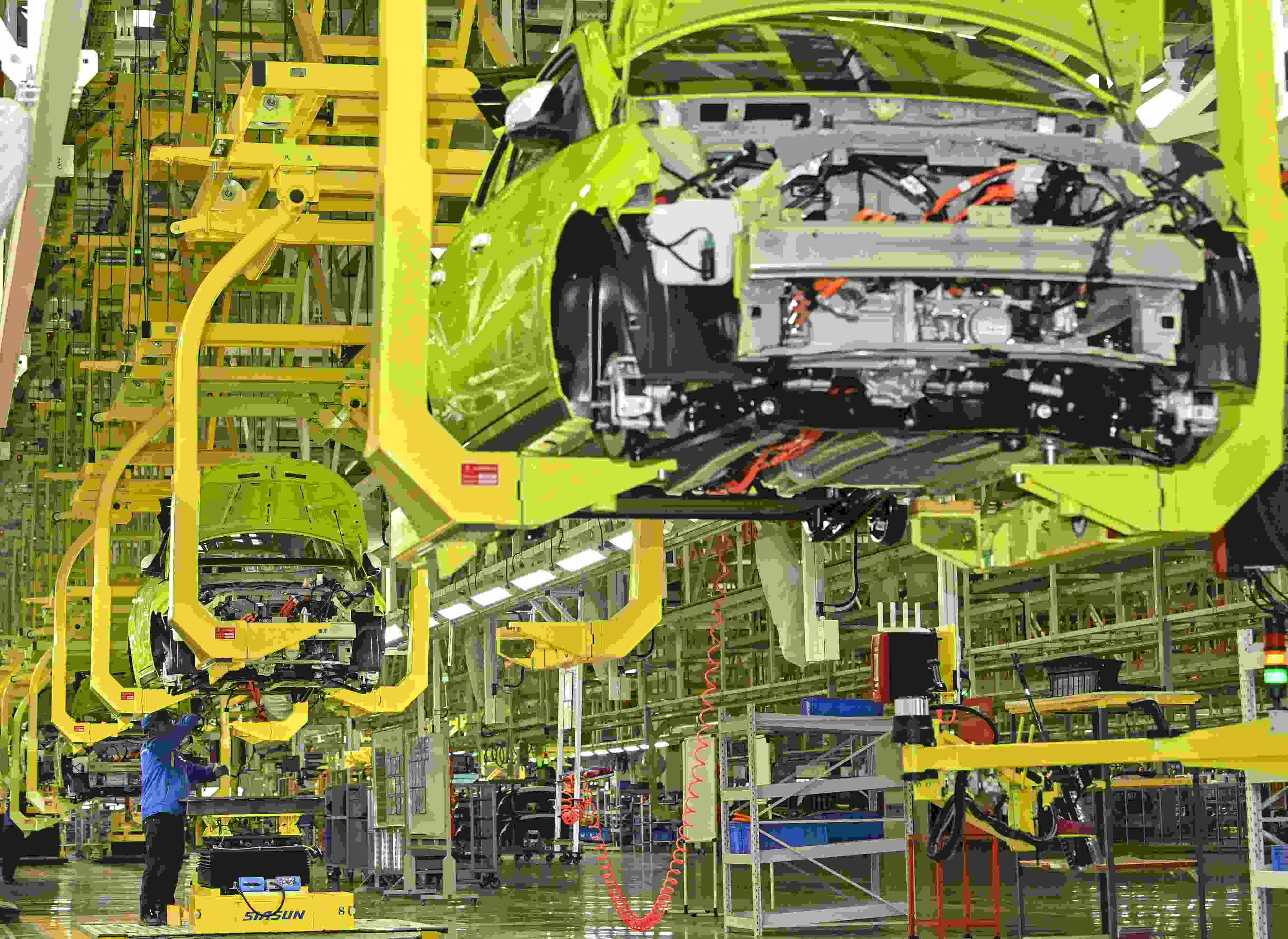 △ 2024年2月27日，一家新能源汽車公司的總裝車間生產(chǎn)線上，工人正在加緊生產(chǎn)趕訂單。