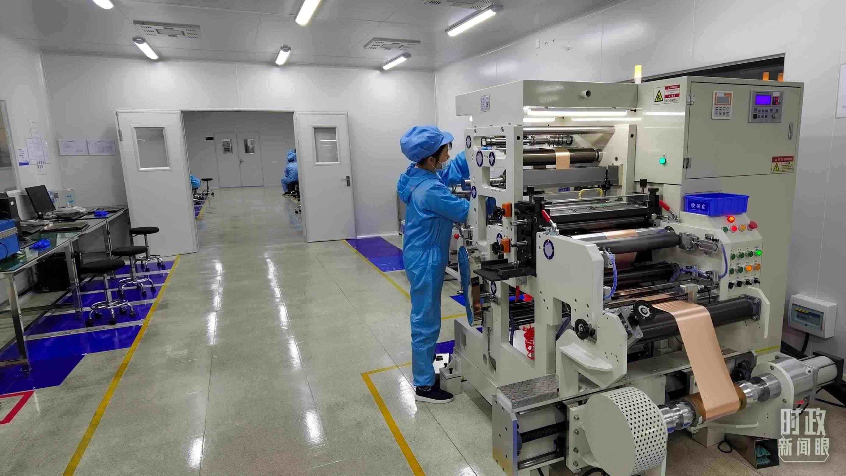 △企業(yè)員工將冷壓后的極片裁出規(guī)定尺寸，用于鋰電池制作。（總臺(tái)央視記者郭鴻拍攝）