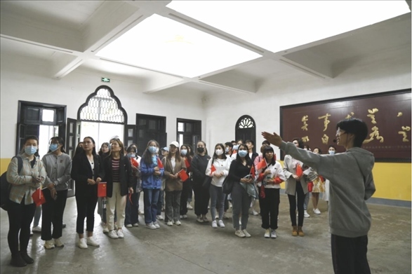 2021年5月20日，少數(shù)民族學(xué)生在湖南第一師范學(xué)院進(jìn)行紅色研學(xué)活動(dòng)，共同追尋那段紅色歲月的足跡。