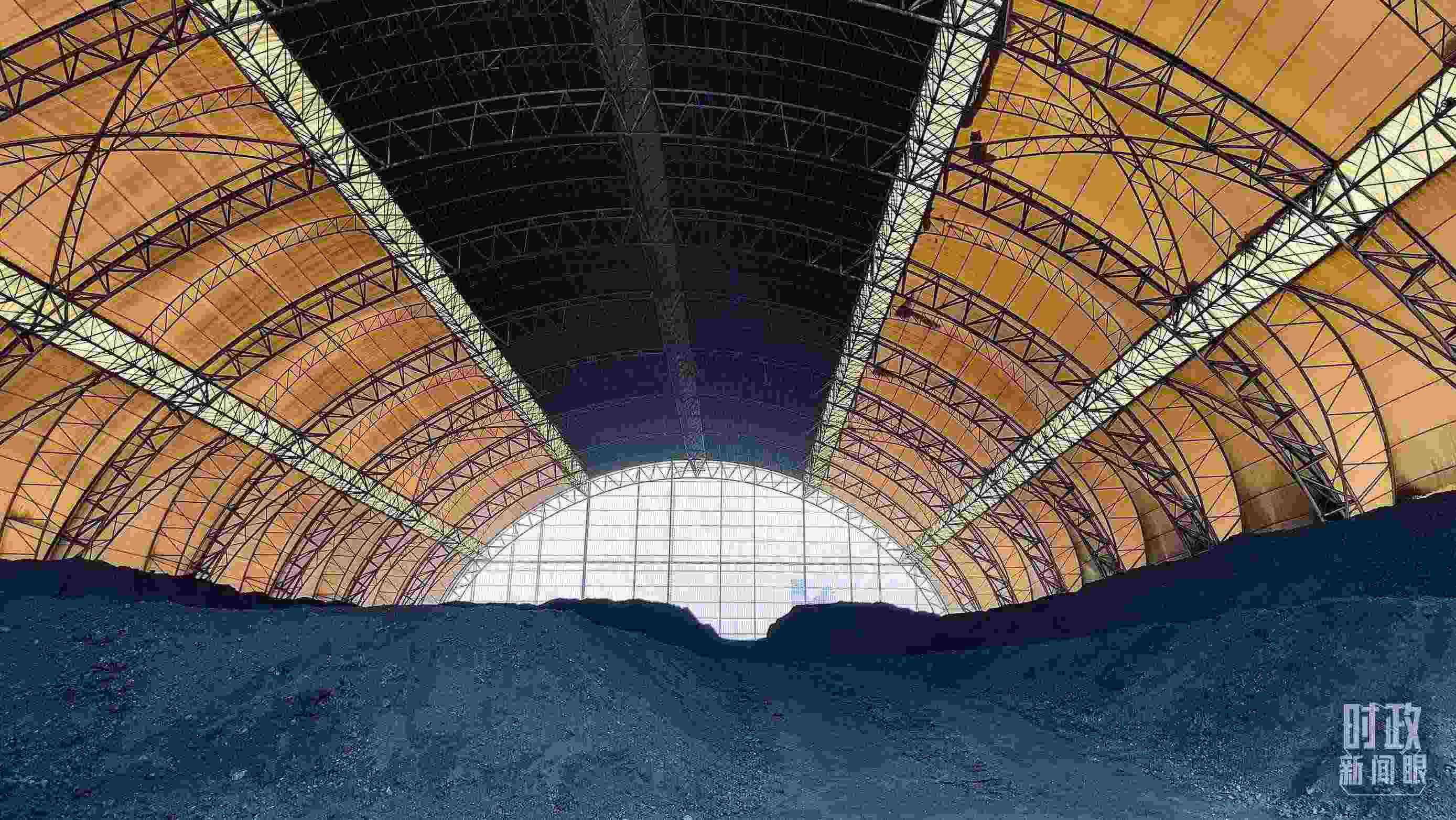 山西瑞光熱電有限責(zé)任公司儲(chǔ)煤場(chǎng)。2022年1月，習(xí)近平來(lái)到這里察看煤場(chǎng)儲(chǔ)煤情況。（總臺(tái)央視記者楊立峰拍攝）