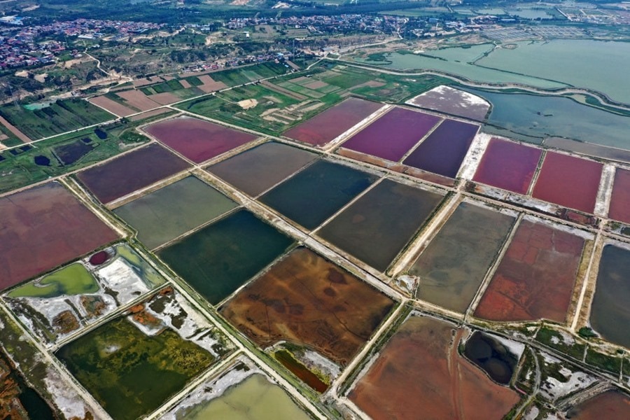 這是2023年7月11日拍攝的山西運城鹽湖一角（無人機照片）。按照“生態(tài)優(yōu)先、保護為主、適度開發(fā)”的原則，2020年9月，運城市全面停止鹽湖范圍內的工業(yè)生產(chǎn)活動。近年來，千年鹽湖正在向生態(tài)保護、風貌重塑、產(chǎn)業(yè)轉型、全域旅游的“綠色發(fā)展”轉變。