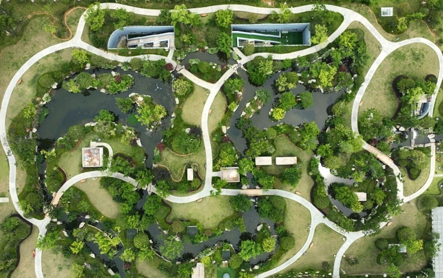 這是2023年6月15日拍攝的以“地上花園+地下治污”設計理念建設的九江市雙溪公園（無人機照片）。近年來，江西省九江市啟動中心城區(qū)水環(huán)境綜合整治工程，通過地下污水治理、岸線生態(tài)修復、興建“公園式”污水處理廠、城市智慧管網(wǎng)管控等措施，改善水環(huán)境，城市面貌煥然一新。