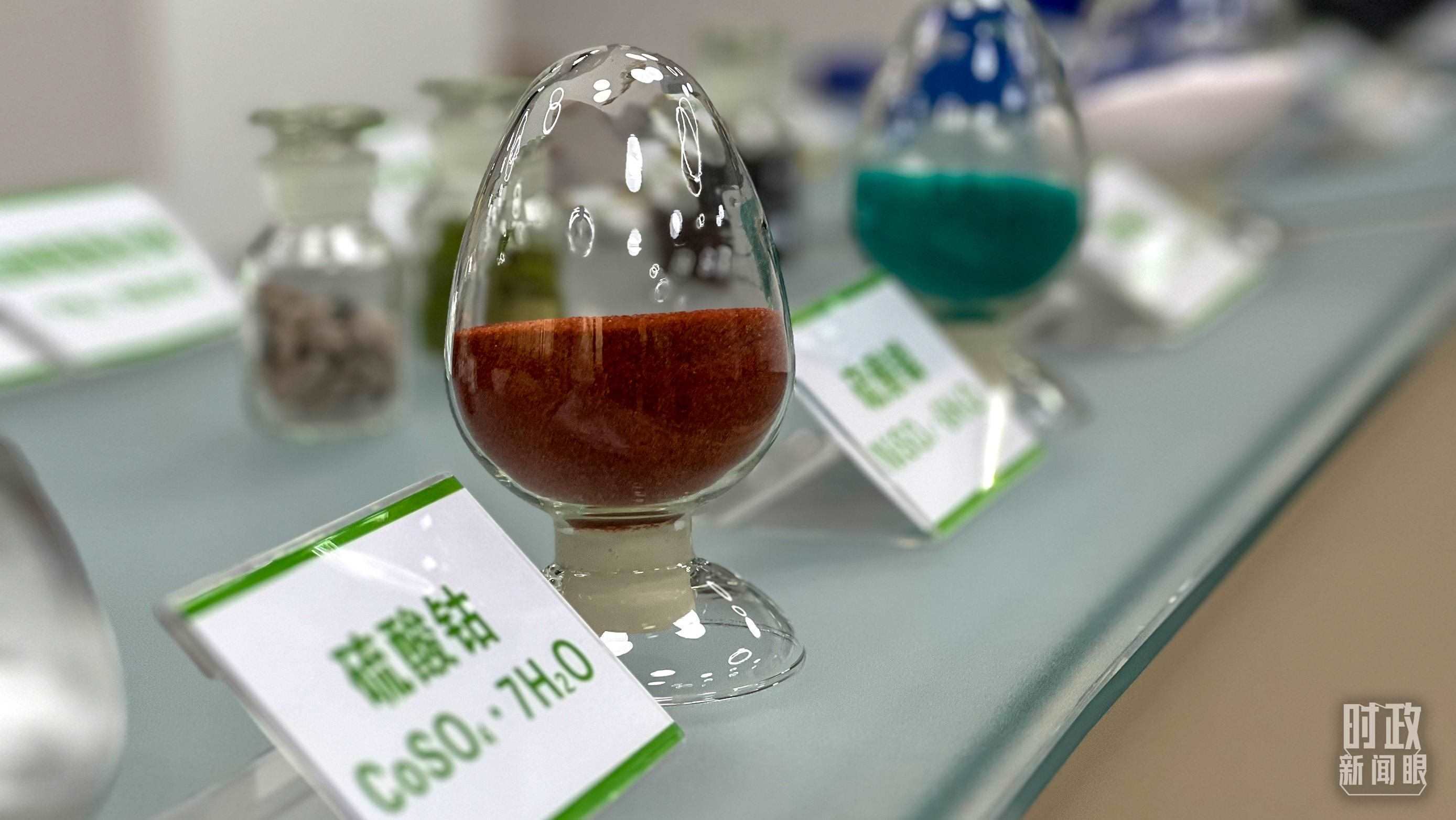 △巴斯夫杉杉電池材料有限公司的產(chǎn)品展示。（總臺(tái)央視記者李煒拍攝）