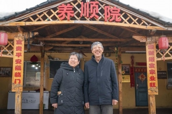 在伊春市友好區(qū)，伊春森工上甘嶺林業(yè)局有限責(zé)任公司溪水林場(chǎng)分公司退休職工劉養(yǎng)順（右）和老伴楊秋娥在自家農(nóng)家院中（3月13日攝）。新華社記者 謝劍飛 攝