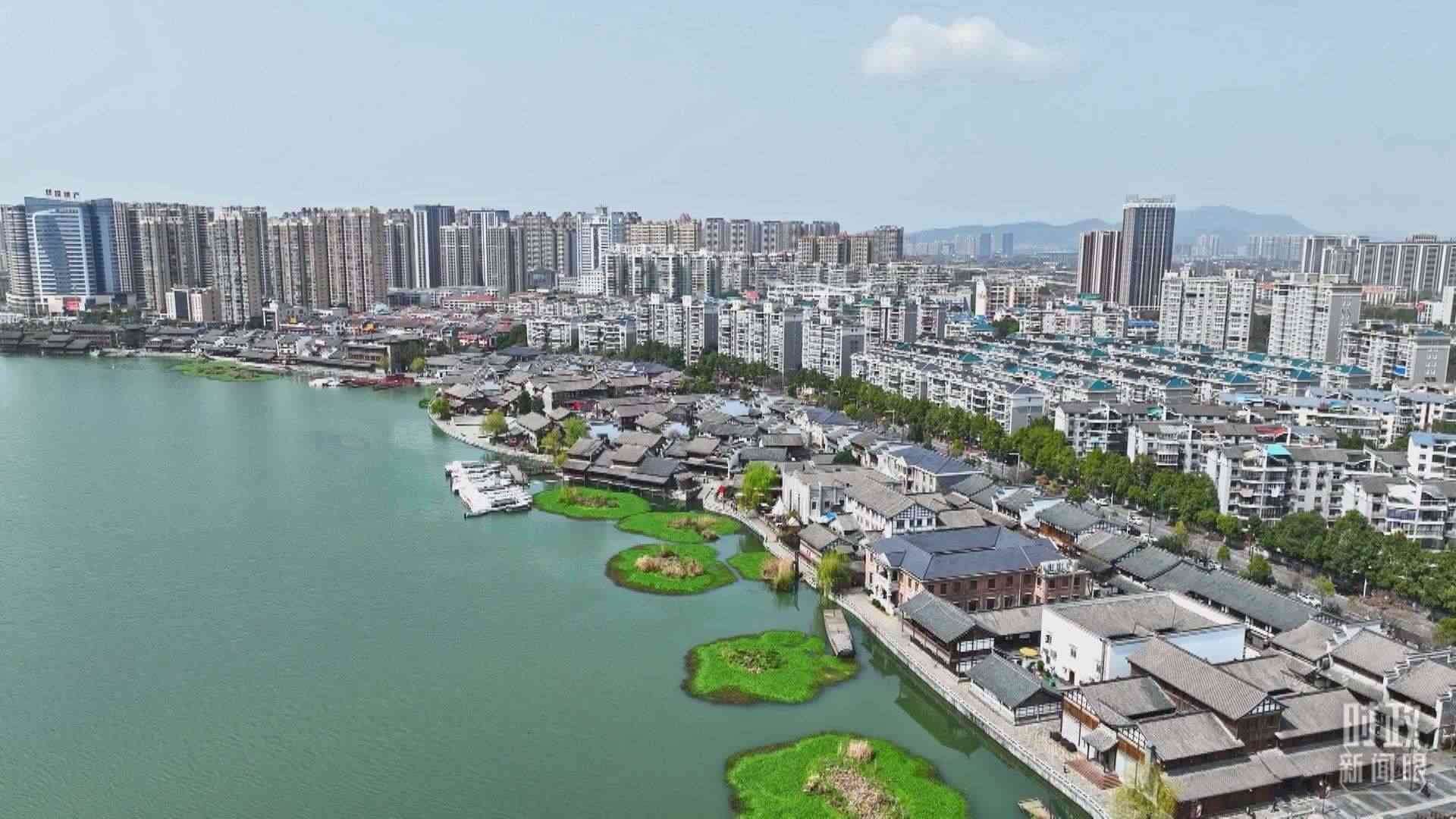 △沅江江畔，常德河街與現(xiàn)代建筑交相輝映。（總臺(tái)央視記者范凱拍攝）