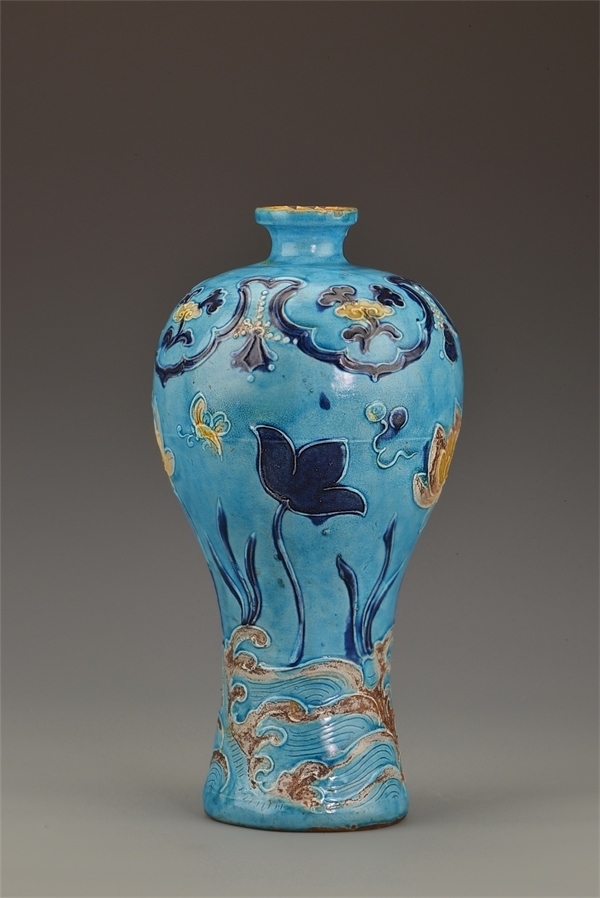 一號沉船出水的琺華彩蓮紋梅瓶。中國文物報(bào)社供圖