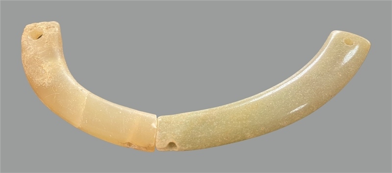 馬家浜文化晚期玉璜。中國(guó)文物報(bào)社供圖