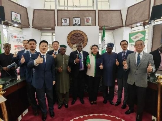 3月21日，與會嘉賓在首屆拉各斯論壇現(xiàn)場合影留念。（圖片由中國駐拉各斯總領(lǐng)事館提供）