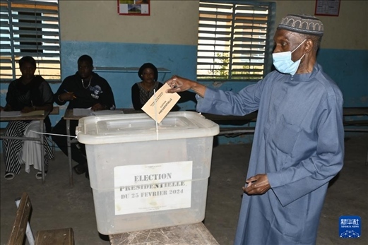 3月24日, 選民在塞內(nèi)加爾首都達(dá)喀爾的一處投票站投票。新華社發(fā)（登巴·蓋伊攝）