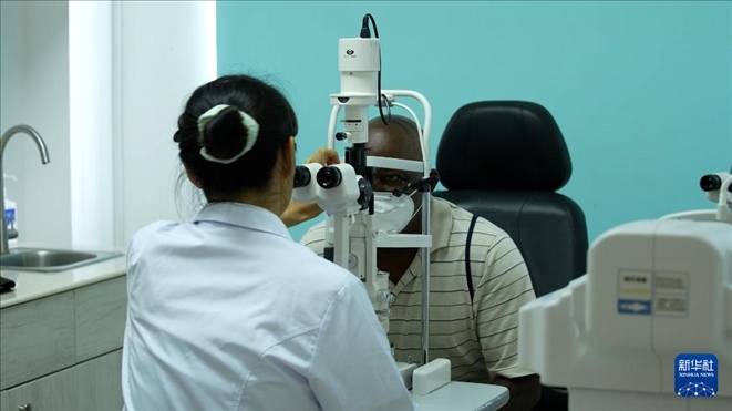 3月4日，在多米尼克羅索的中多友誼醫(yī)院眼科中心，援多醫(yī)療隊(duì)成員、南方醫(yī)科大學(xué)第三附屬醫(yī)院眼科主治醫(yī)師魯志卿為病人做檢查。新華社記者 王朝 攝