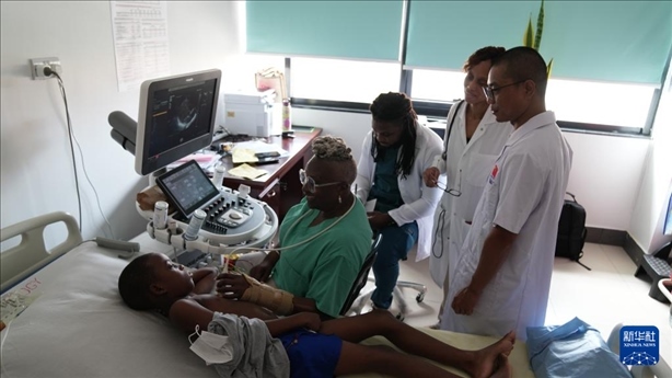 3月4日，在多米尼克羅索的中多友誼醫(yī)院，援多醫(yī)療隊(duì)成員、南方醫(yī)科大學(xué)第五附屬醫(yī)院心血管內(nèi)科主治醫(yī)師駱志鵬與當(dāng)?shù)蒯t(yī)生共同診療。新華社記者 王朝 攝
