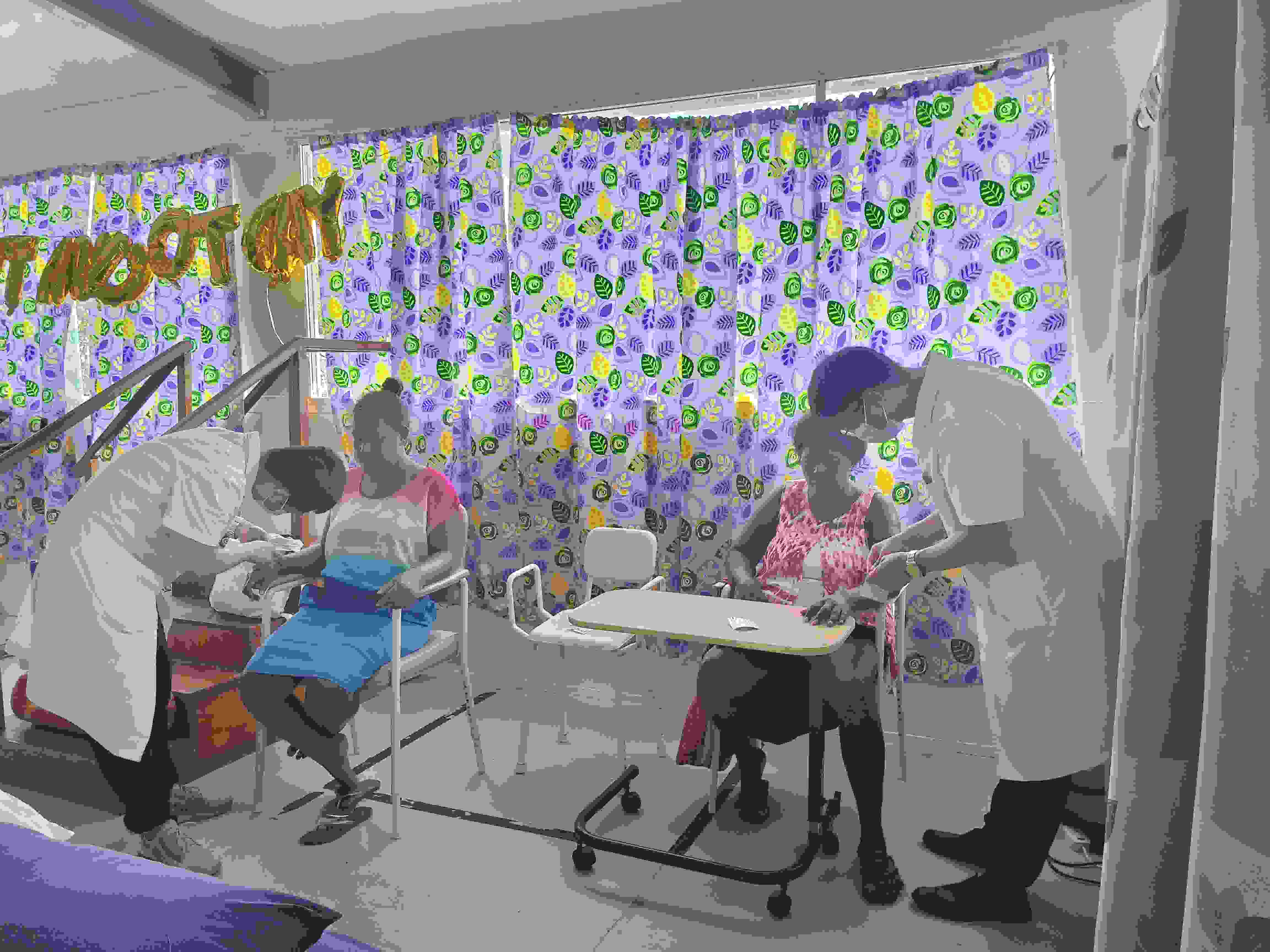 2023年7月3日，中國(guó)援助所羅門群島醫(yī)療隊(duì)針灸大夫在所羅門群島首都霍尼亞拉國(guó)家轉(zhuǎn)診醫(yī)院為患者治療。