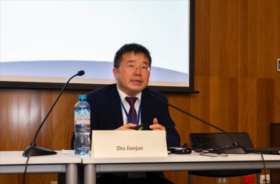 上海外國(guó)語(yǔ)大學(xué)國(guó)際文化交流學(xué)院副院長(zhǎng)朱建軍做專題講座。（秘魯天主教大學(xué)孔子學(xué)院供圖）