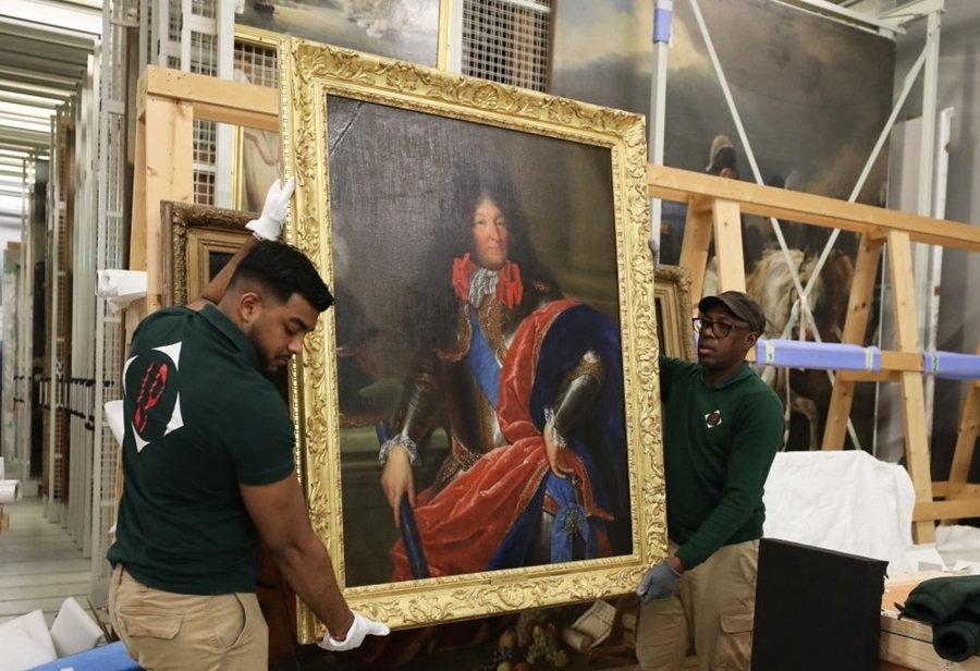  2024年3月11日，在法國巴黎近郊的凡爾賽宮，工作人員準(zhǔn)備打包油畫《路易十四戎裝像》。在2024年中法建交60周年暨中法文化旅游年之際，凡爾賽宮和故宮博物院將于4月至6月在故宮共同舉辦“凡爾賽宮與紫禁城”展覽。凡爾賽宮工作人員將70余件法方展品打包裝箱，計劃在不久之后將其運(yùn)往北京。新華社記者 高靜 攝