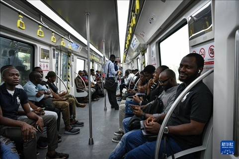 2月28日，在尼日利亞拉各斯，人們乘坐輕軌藍(lán)線列車。新華社記者 韓旭 攝
