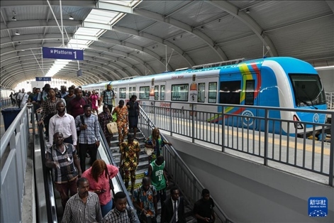 2月28日，在尼日利亞拉各斯，人們在輕軌藍(lán)線碼頭站下車出站。新華社記者 韓旭 攝