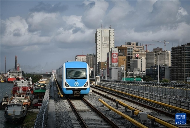 這是2月28日在尼日利亞拉各斯拍攝的一列輕軌藍(lán)線列車。新華社記者 韓旭 攝
