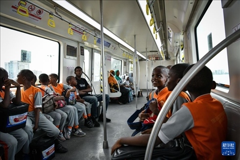 2月28日，在尼日利亞拉各斯，一所小學(xué)的學(xué)生們體驗乘坐輕軌藍(lán)線列車。新華社記者 韓旭 攝