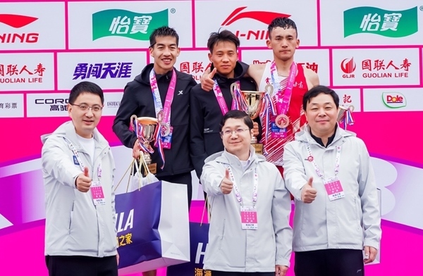 無錫市人民政府副秘書長顧文龍，無錫市體育局黨組書記、副局長楊宇華，海瀾集團黨委副書記、副總裁江南共同為全國馬拉松錦標賽（第一站）男子組前3名頒獎。受訪者供圖