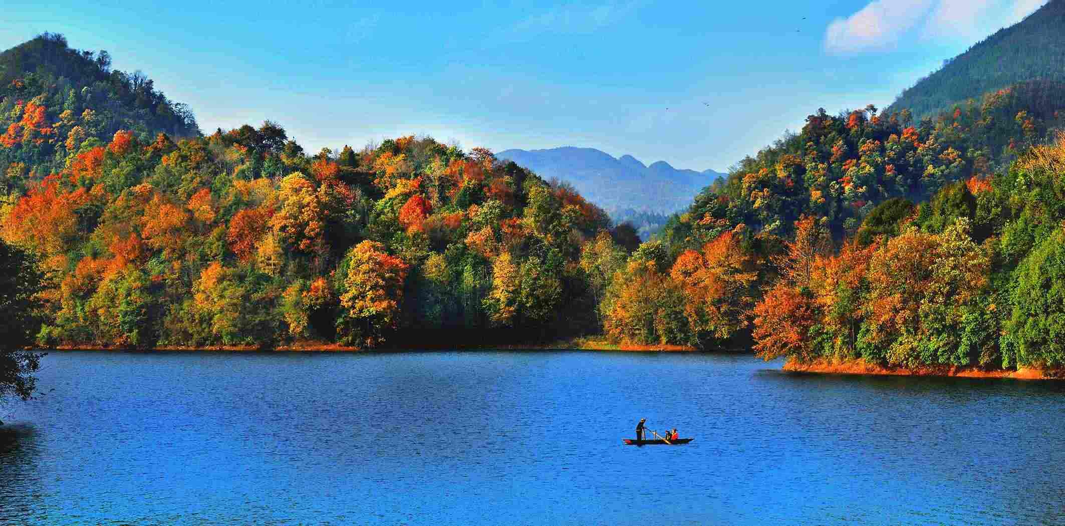 百里杜鵑湖好風(fēng)光。羅冠宇 攝