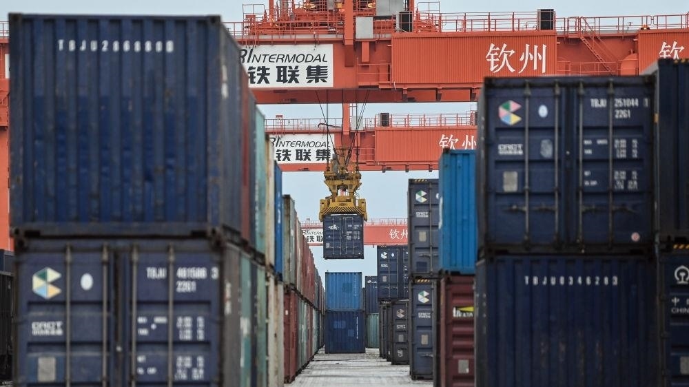 △2023年5月11日，在廣西欽州鐵路集裝箱中心站，塔吊在下卸集裝箱。近年來，在RCEP政策紅利推動下，中國與東盟產(chǎn)業(yè)合作不斷深化，助力區(qū)域經(jīng)濟(jì)發(fā)展。