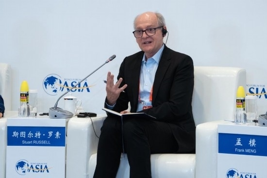 3月27日，《人工智能：現(xiàn)代方法》作者、加州大學(xué)伯克利分校計算機科學(xué)系教授斯圖爾特·羅素在分論壇上發(fā)言。新華社記者 曹夢瑤 攝