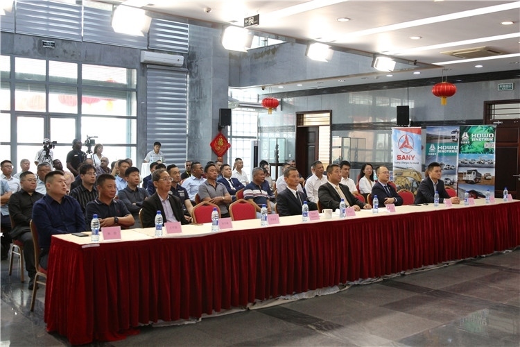 當?shù)貢r間3月26日下午，中國品牌重型機械、載重車輛宣傳推介會在中國駐蘇里南大使館舉行。圖為宣介會現(xiàn)場。中國駐蘇里南大使館供圖