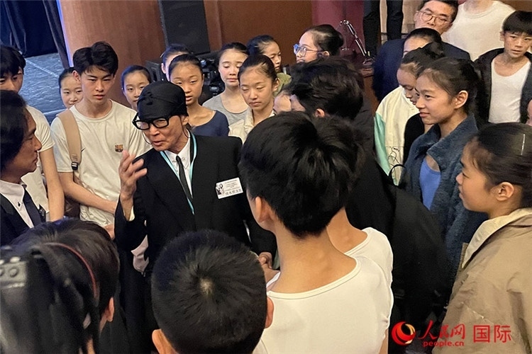 松山芭蕾舞團(tuán)總代表清水哲太郎與中央芭蕾舞團(tuán)舞蹈學(xué)校的學(xué)生們交流。人民網(wǎng)記者 張麗婭攝