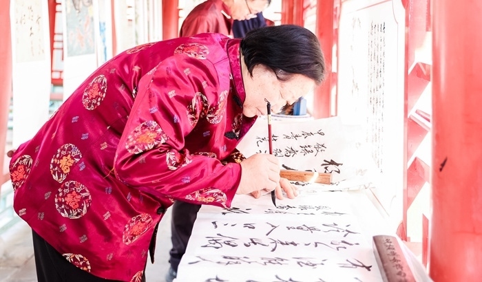 杏花節(jié)書(shū)畫(huà)展上書(shū)法家現(xiàn)場(chǎng)創(chuàng)作。受訪方供圖