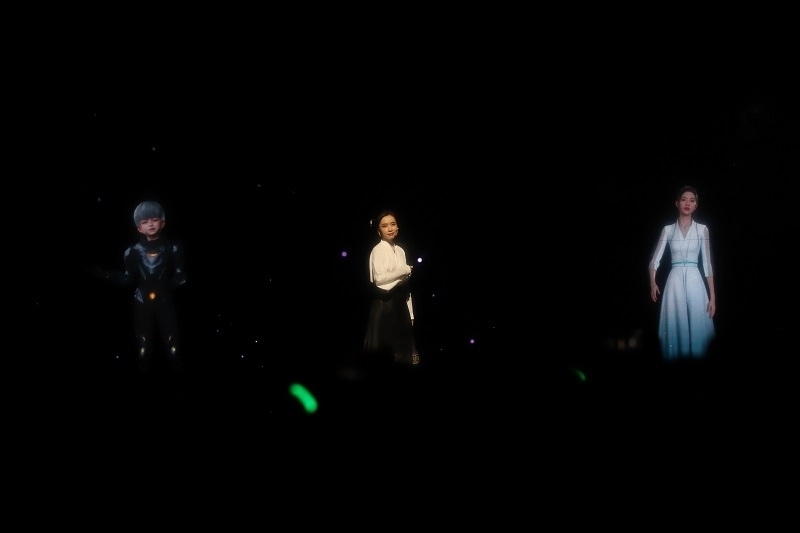 開場節(jié)目表演《彩云之南》。圖片來源：人民視頻