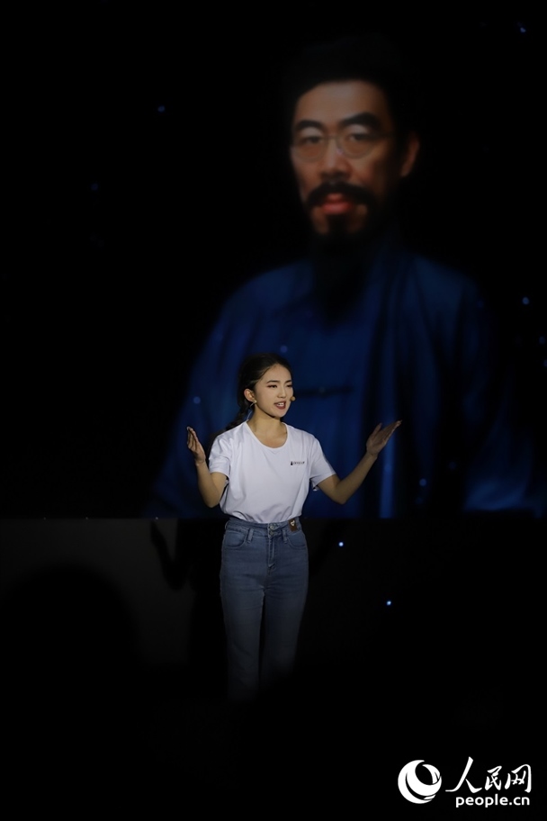 數(shù)字人“聞一多”與青年學(xué)生隔空對話。人民網(wǎng)記者 李發(fā)興攝