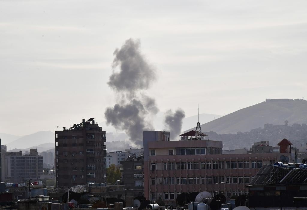這是4月1日在敘利亞首都大馬士革拍攝的爆炸后升起的濃煙。新華社發(fā)（阿瑪爾攝）