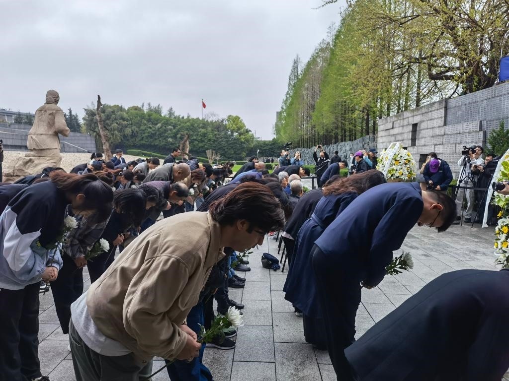 人們面向“哭墻”鞠躬。新華社記者邱冰清 攝