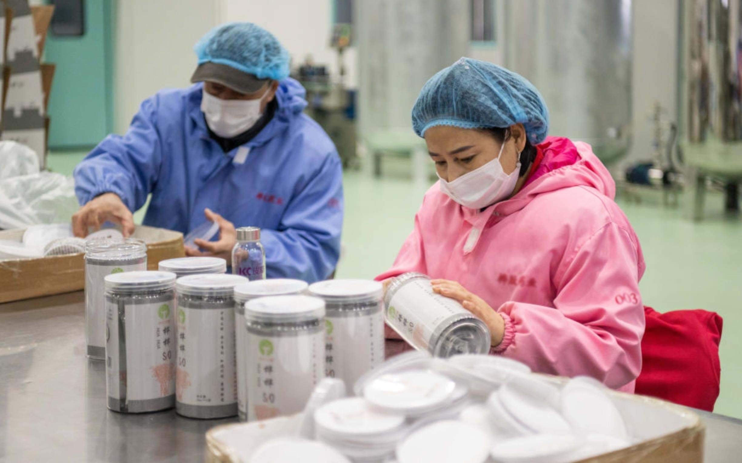 △2024年3月12日，黑龍江伊春一家公司內(nèi)，工作人員在包裝樺樹汁相關(guān)產(chǎn)品。