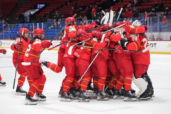 中國隊慶祝比賽勝利。圖片來源：國際冰聯(lián)