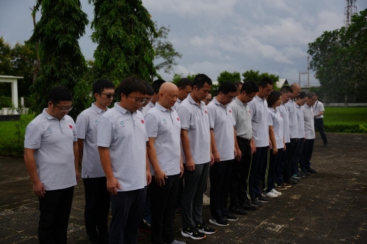 醫(yī)療隊(duì)隊(duì)員默哀。中國(guó)援桑醫(yī)療隊(duì)供圖