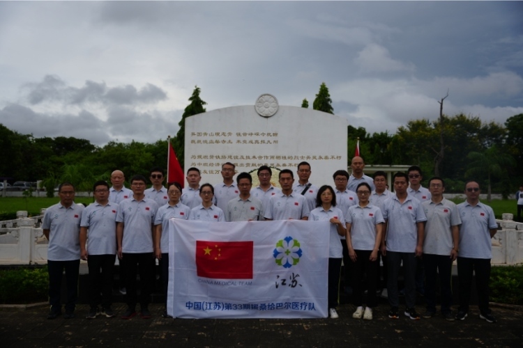 醫(yī)療隊(duì)合影。中國(guó)援桑醫(yī)療隊(duì)供圖