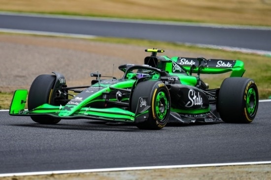 4月5日，索伯車隊中國車手周冠宇在練習(xí)賽中。新華社記者 張笑宇 攝