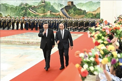 △2024年3月25日，習(xí)近平主席在北京人民大會堂同來華進行國事訪問的瑙魯總統(tǒng)阿迪昂舉行會談。這是會談前，習(xí)近平主席在人民大會堂北大廳為阿迪昂總統(tǒng)舉行歡迎儀式。