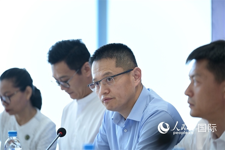 緬甸中國(guó)企業(yè)商會(huì)會(huì)長(zhǎng)、工商銀行仰光分行行長(zhǎng)劉銘介紹有關(guān)情況-人民網(wǎng)記者謝佳君攝