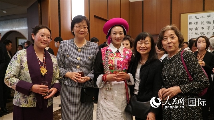 來賓與茨姆等人熱烈交流并合影留念。人民網(wǎng) 蔣曉辰攝