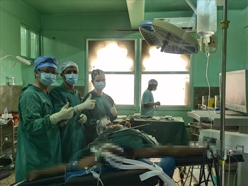 蔣國(guó)慶醫(yī)生（左）和當(dāng)?shù)蒯t(yī)生慶祝手術(shù)成功。中國(guó)援桑醫(yī)療隊(duì)供圖