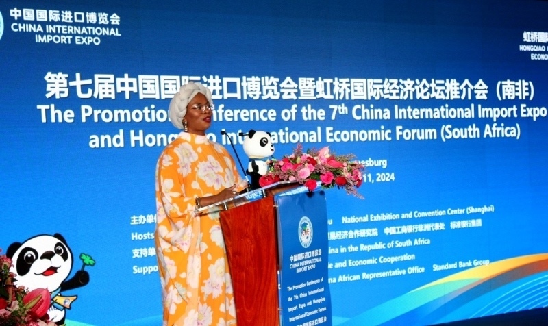 南非貿(mào)易、工業(yè)和競爭部出口促進(jìn)司副總司長馬塔博格致辭。（圖片來源：中國國際進(jìn)口博覽會官微）
