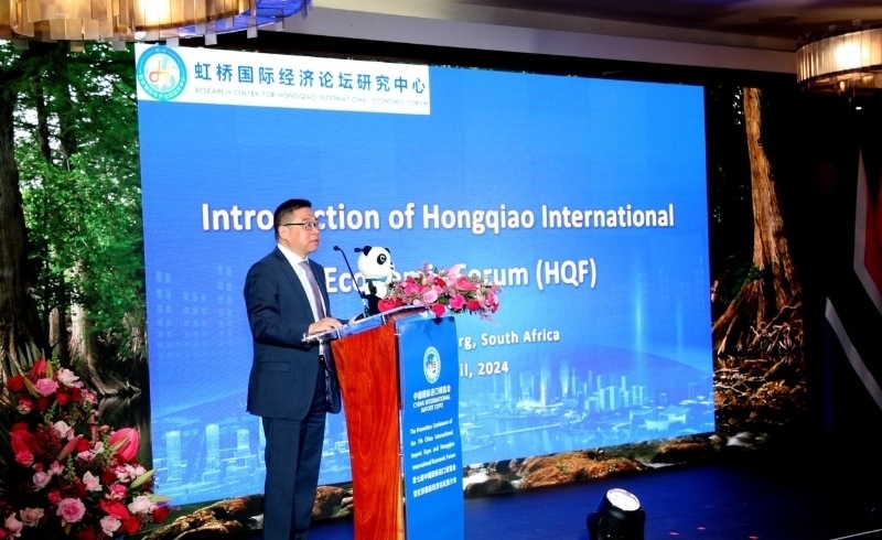 虹橋國際經(jīng)濟(jì)論壇研究中心副理事長、商務(wù)部國際貿(mào)易經(jīng)濟(jì)合作研究院副院長俞子榮致辭。（圖片來源：中國國際進(jìn)口博覽會官微）